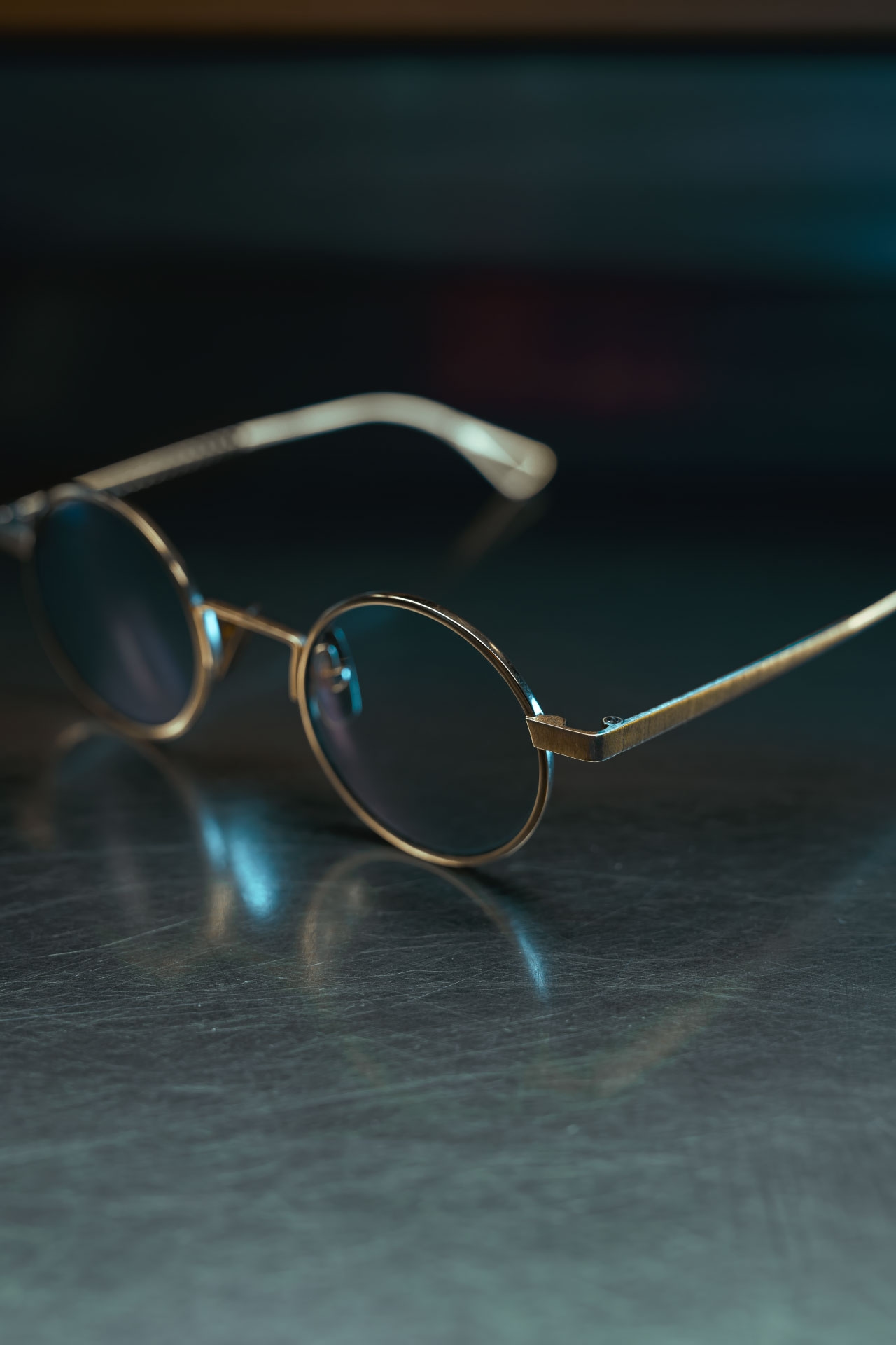 a picture of golden glasses